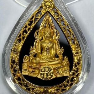 พระพุทธชินราชทองคำ ทรงหยดน้ำ ภปร กรอบทองคำฉลุ ด้านในเป็นนิลครับ ”เพราะแผ่นดินนี้คือแผ่นดินเกิด”