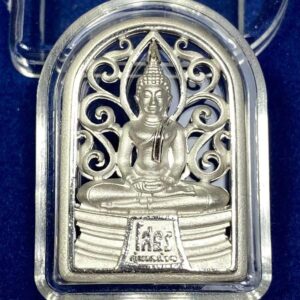 เหรียญทรงใบมะขาม พระพุทธโสธร คุ้มเกล้า “เนื้อเงินชุบทองคำขาว”  รุ่น “ใต้ร่มพระบารมี คุ้มเกล้า”